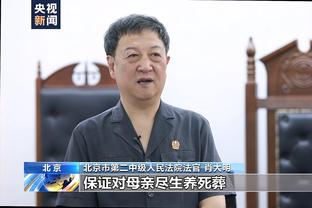 开心了！杜兰特提前下场休息 和队友说笑心情不错！